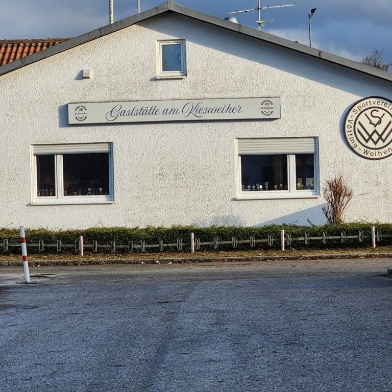 Gaststätte zum Kiesweiher Vötting Gebäude mit dem Schriftzug "Gasthof zum Kiesweiher" und einem runden Logo an der Fassade.